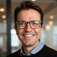 headshot of Peter Gilmore.